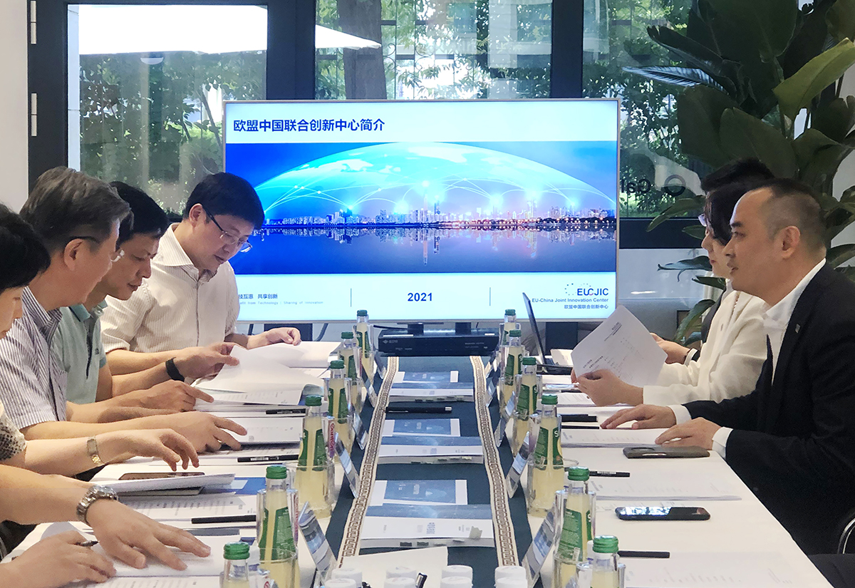 路军副市长与周主任讲话.jpg